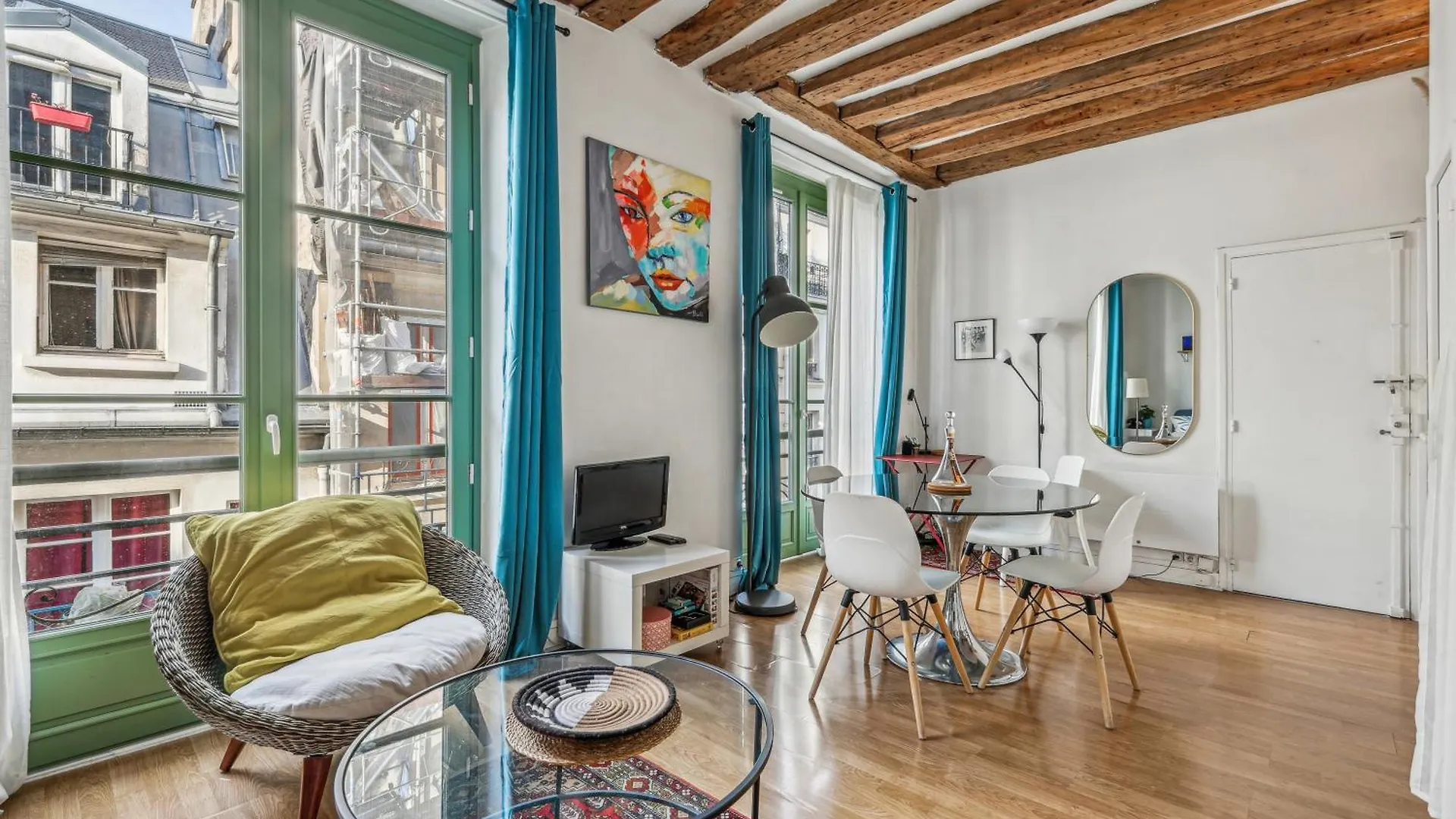 Joli Studio Grand Et Calme, Marais Paris