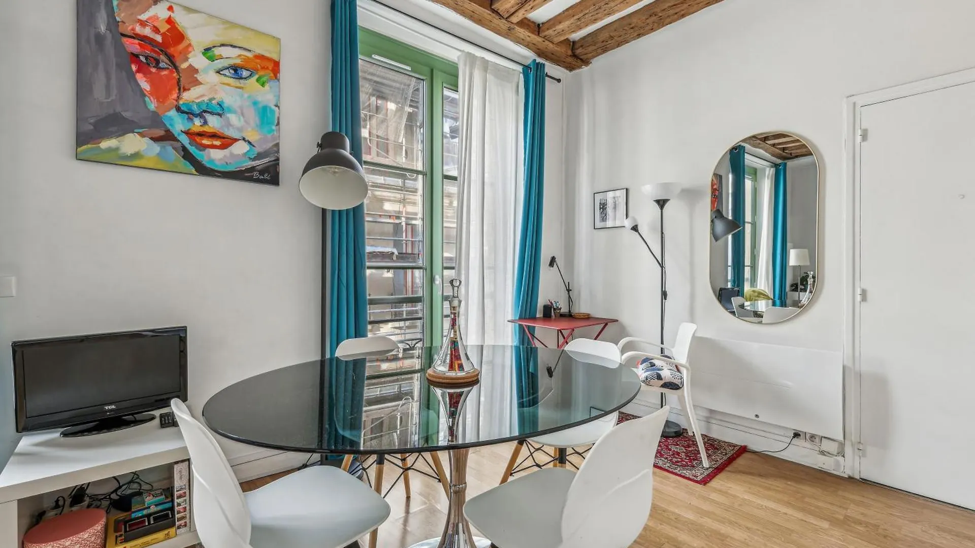 Joli Studio Grand Et Calme, Marais Paris