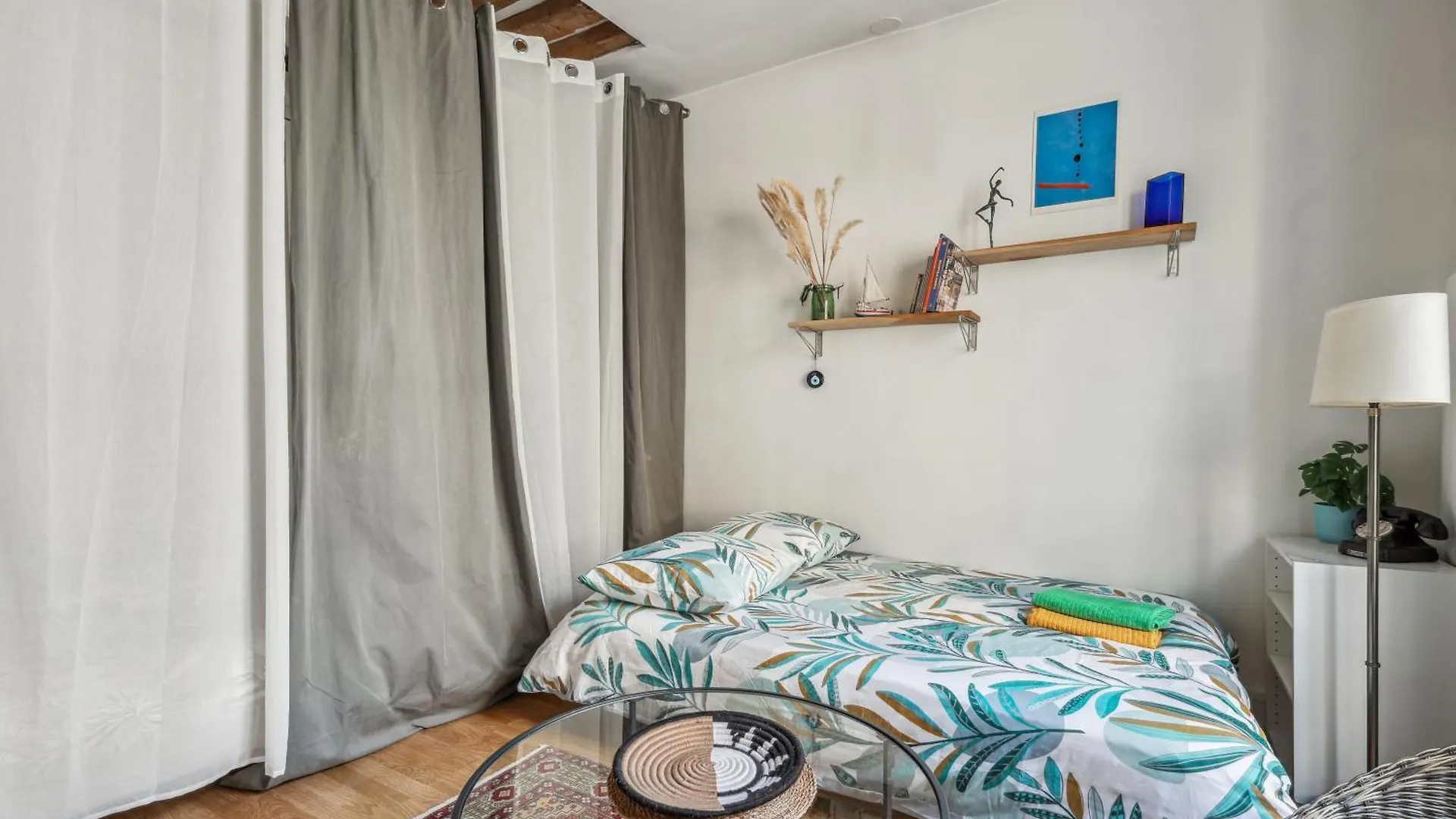 Joli Studio Grand Et Calme, Marais Paris Apartment