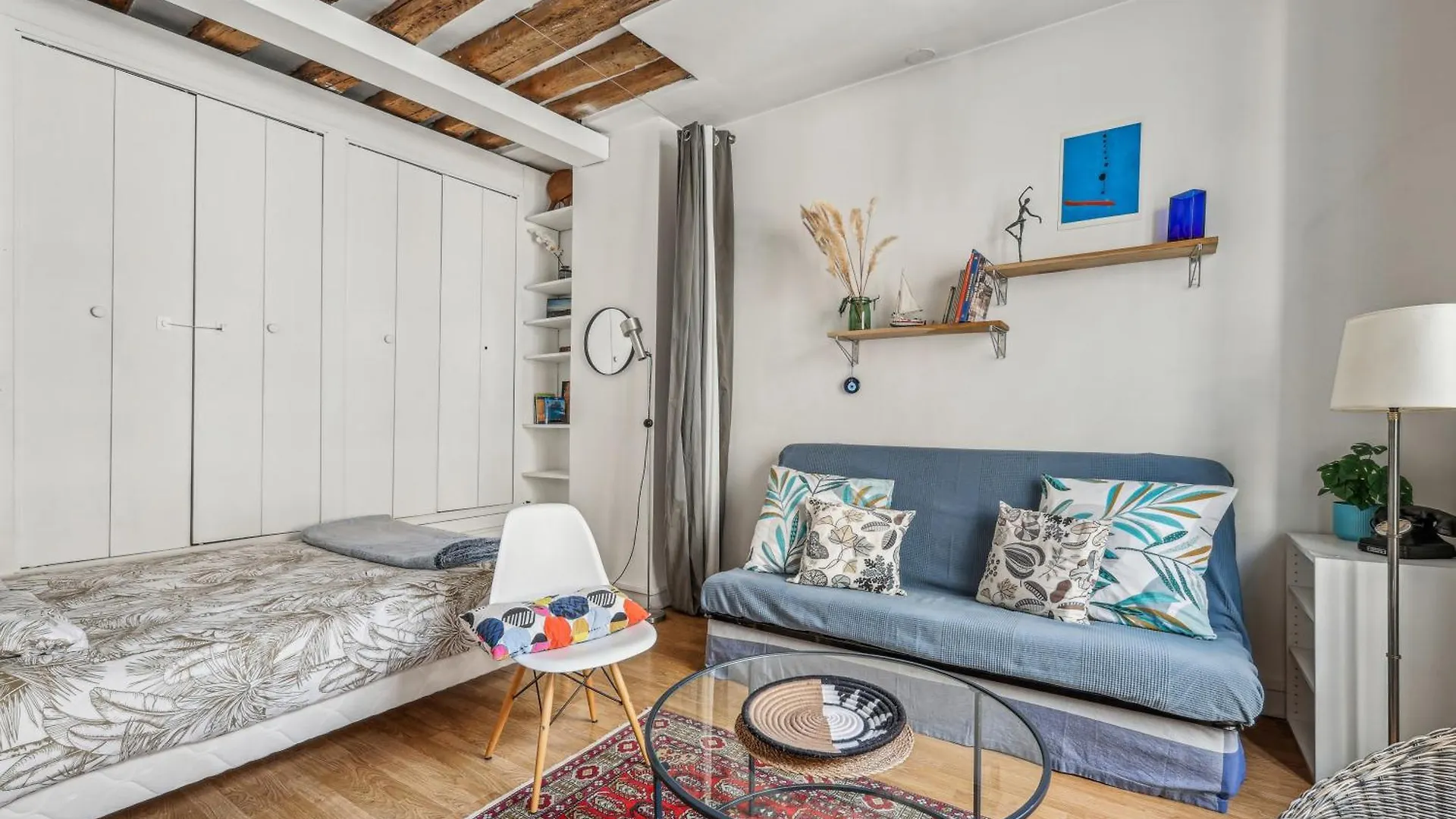 Joli Studio Grand Et Calme, Marais Paris