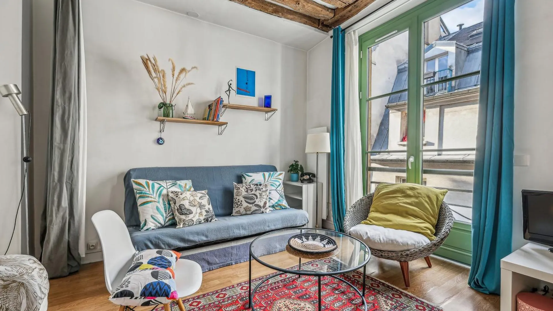 Joli Studio Grand Et Calme, Marais contacts
